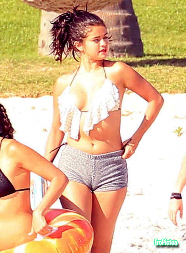 Selena Gomez [Z] photo featuring Teen - Part 30