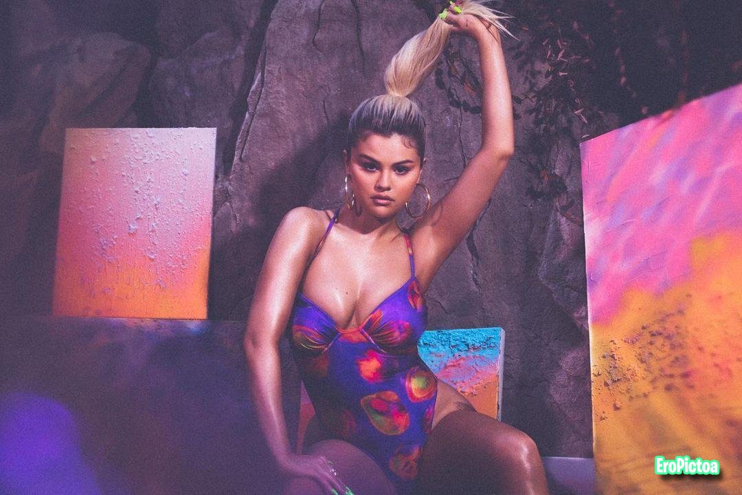 Selena Gomez Rare photo featuring bikini