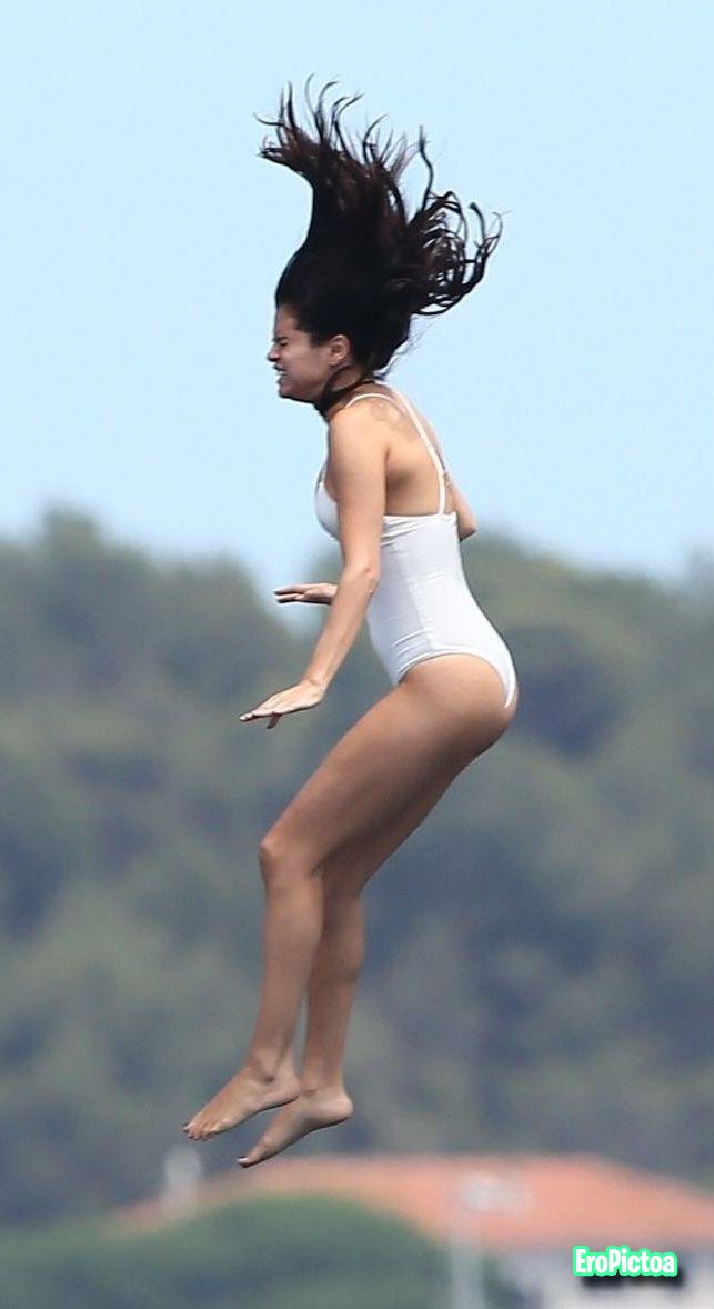 Selena Gomez photo featuring paparazzi - Part 8