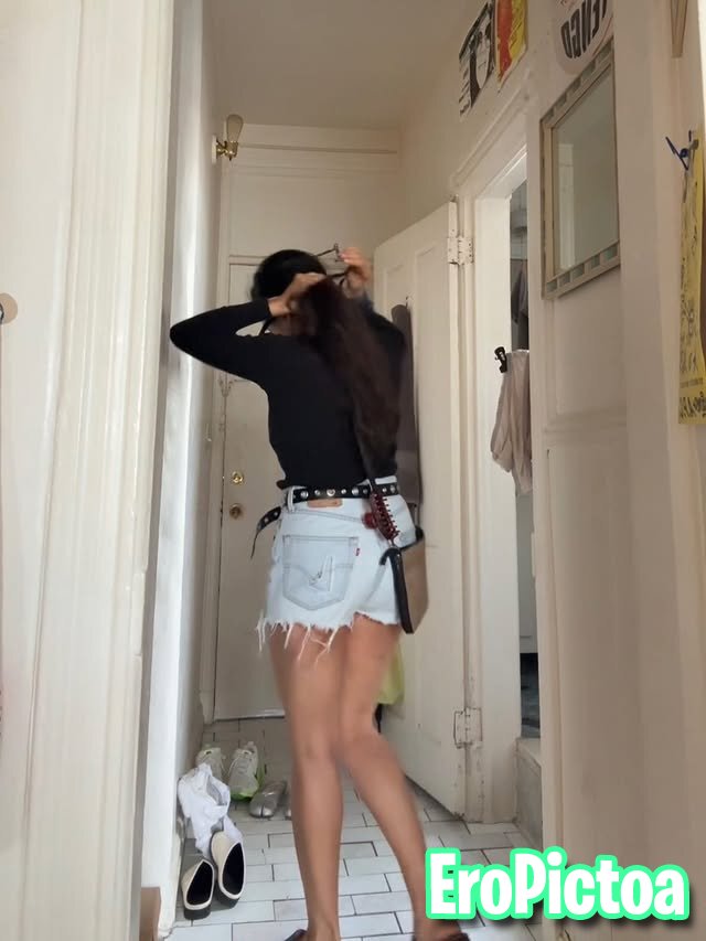 Milo Miriam flip flops photo featuring Influencer - Part 17