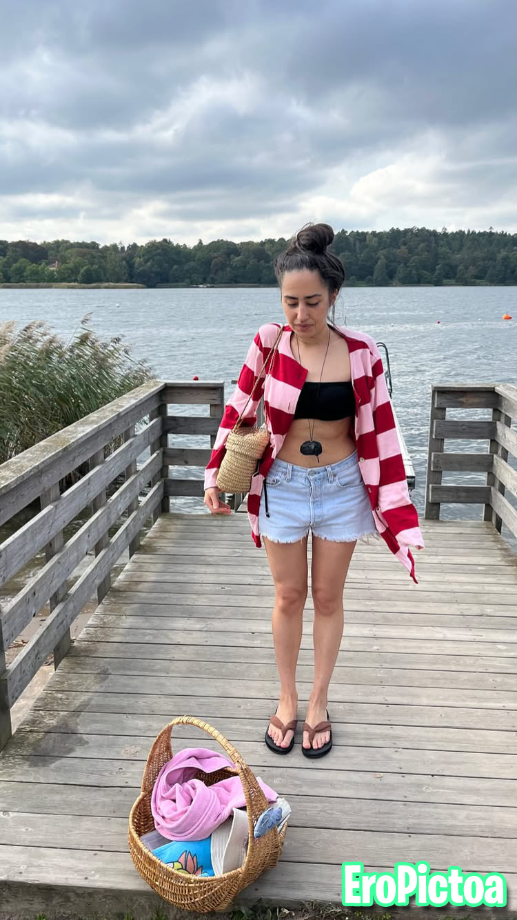 Milo Miriam flip flops photo featuring Influencer - Part 7