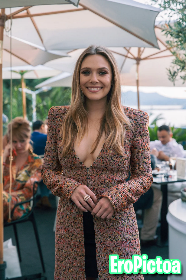 Lizzy photo featuring cleavage - Part 13