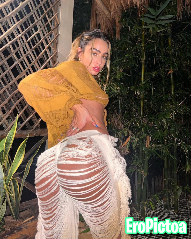 Sommer Cake photo featuring toned