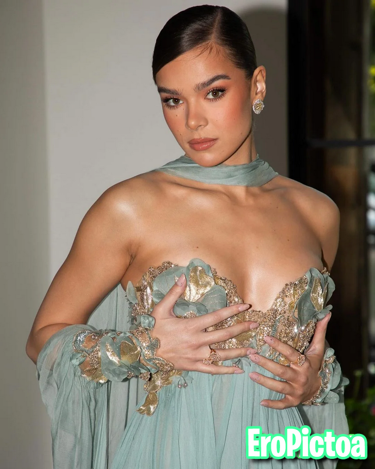 Hailee Steinfeld photo featuring celeb - Part 18