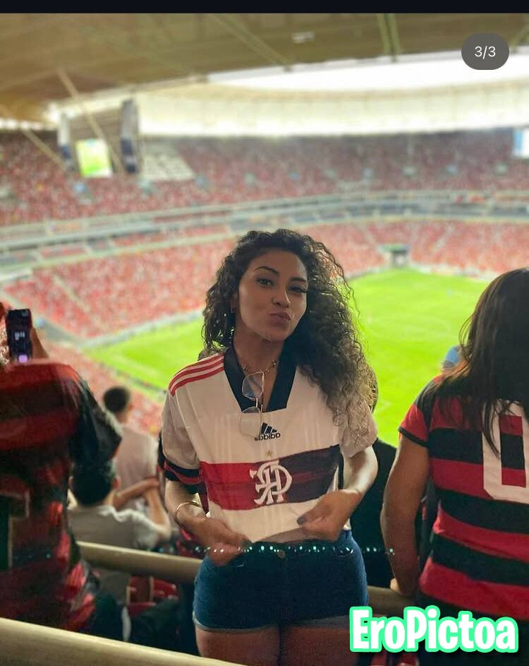 cacheada gostosa photo featuring loira
