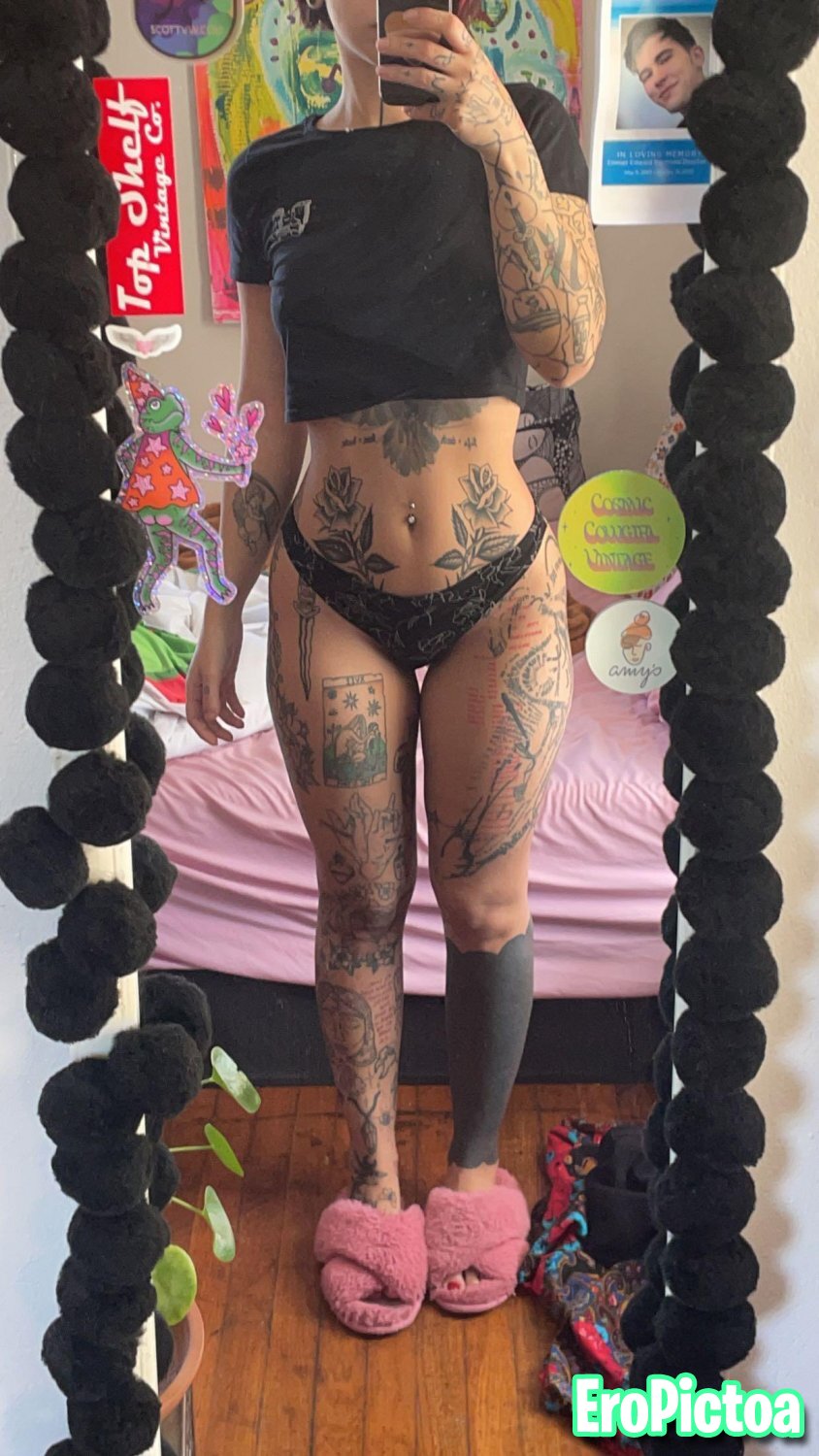 Slut collection 10 photo featuring Tattooed hippie slim thicc ass - Part 10