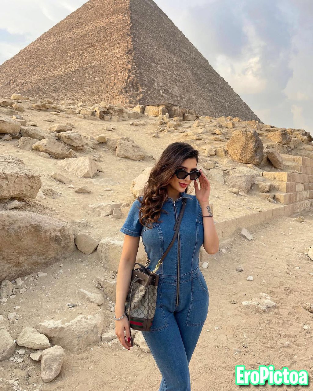 An Arabian Babe photo featuring thick