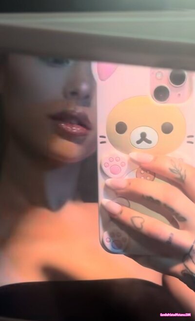 Thumbnail for Ariana Grande’s selfies are always so goonable 🫠