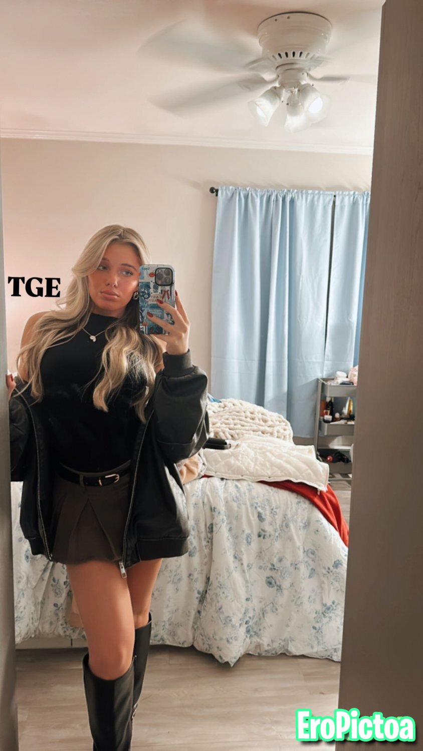 Payton photo featuring leggings