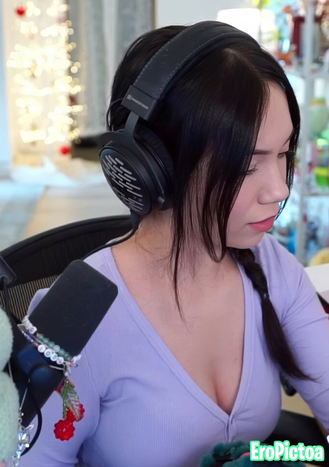 QuarterJade [2] photo featuring gamer