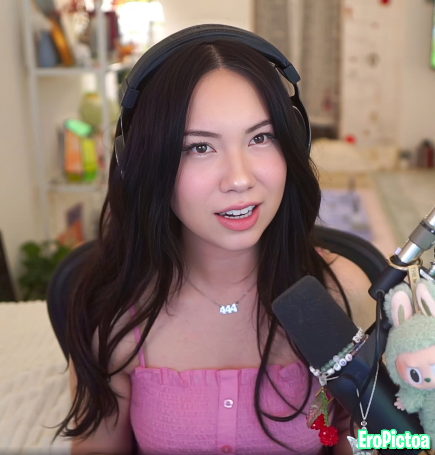 QuarterJade [2] photo featuring gamer