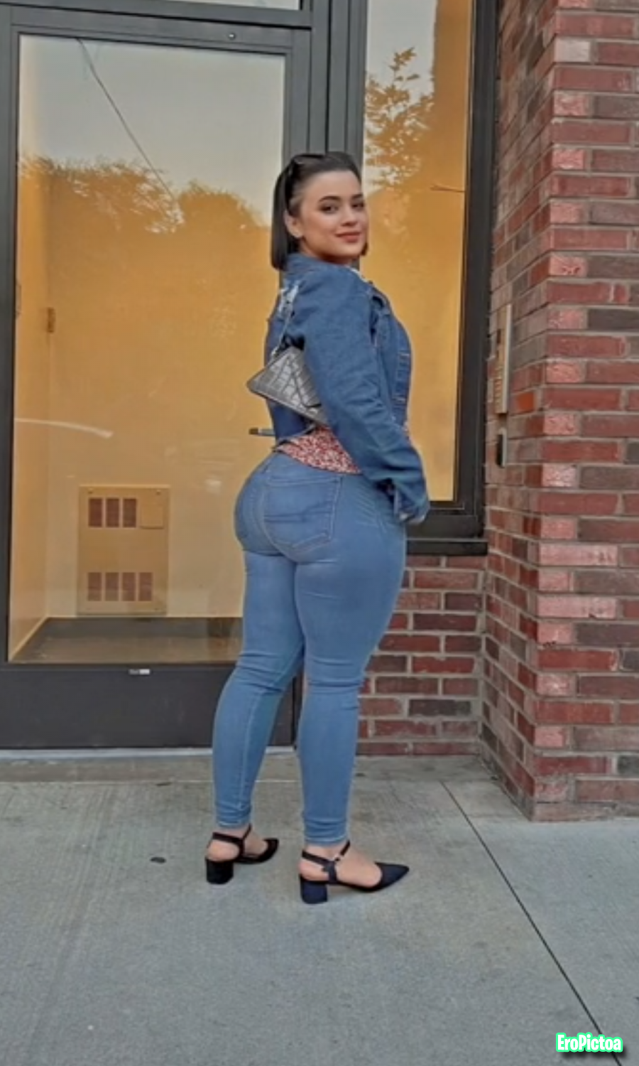Jeans photo featuring jeansphatassbigassjigglebooty - Part 35