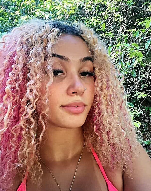Thumbnail for Cacheada e loira bem gostosa só de biquini 👙