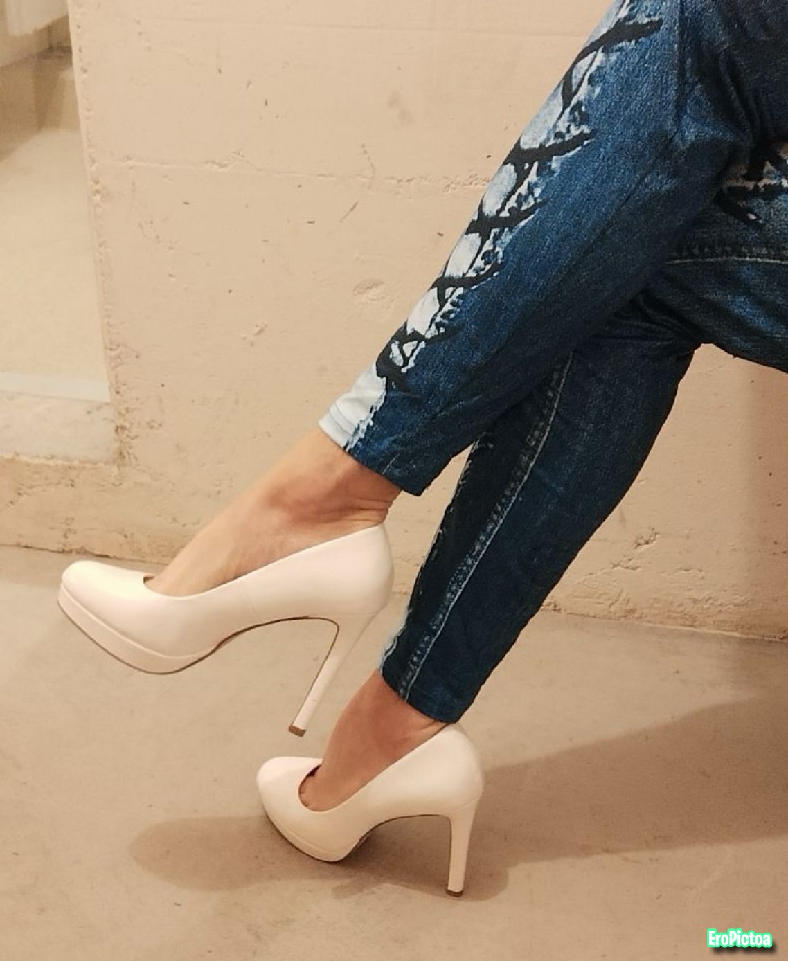 Sexy white Pumps 👠 🦶🏻😛 photo featuring legs - Part 3
