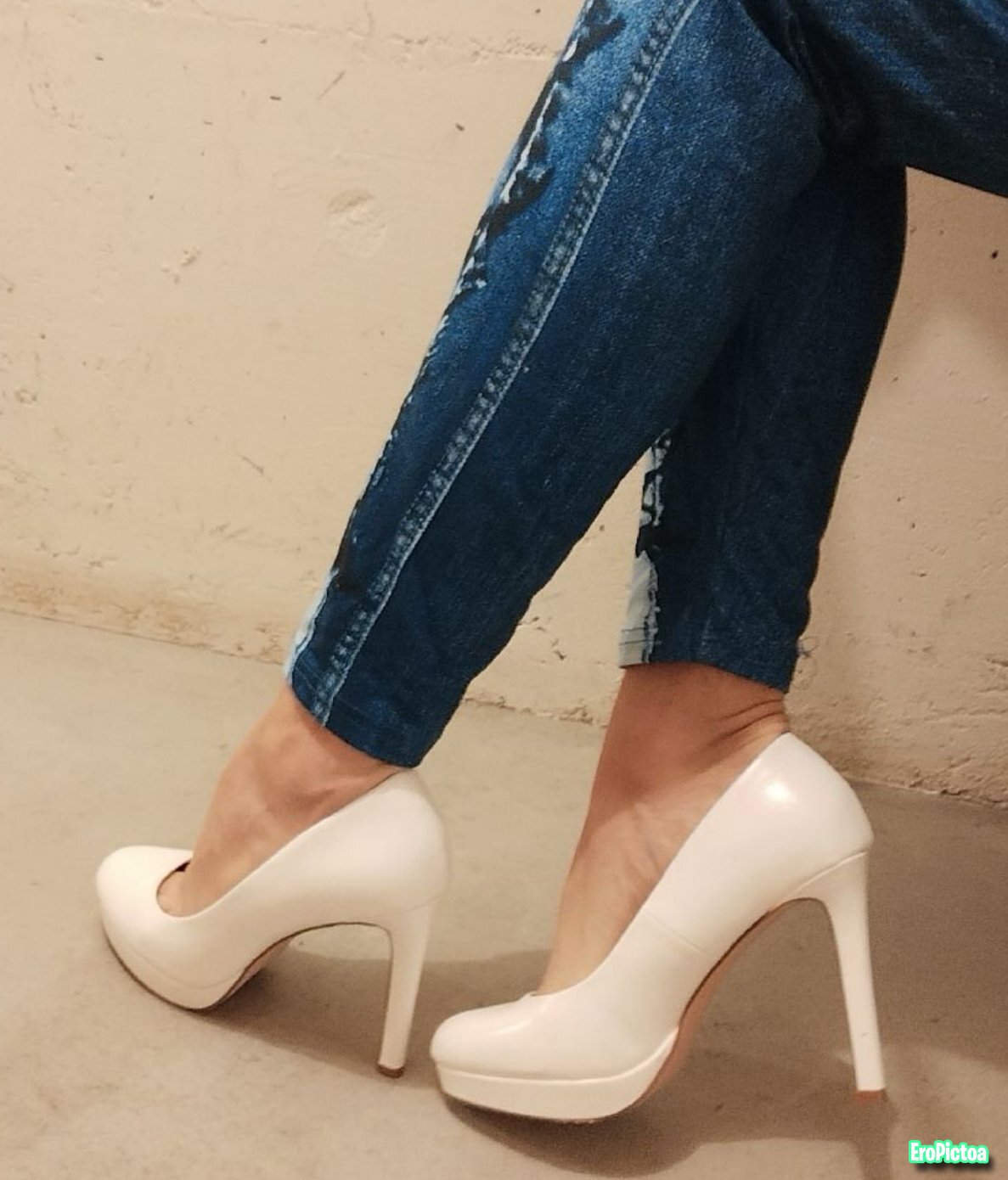 Sexy white Pumps 👠 🦶🏻😛 photo featuring leg - Part 4
