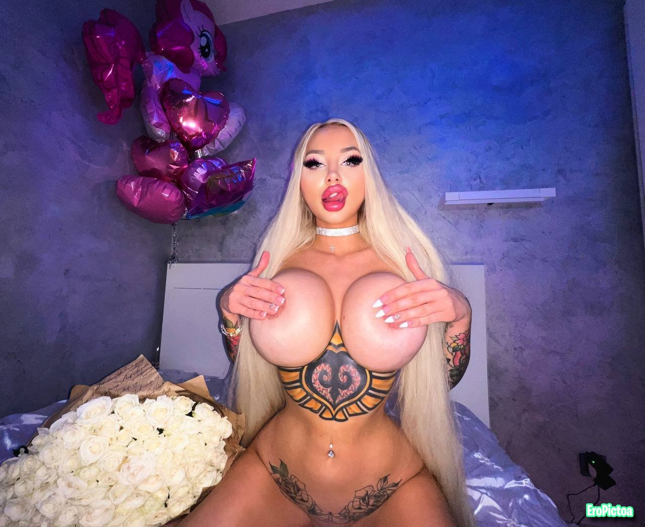 Huge Bimbo Cocksuckers photo featuring huge lips - Part 27