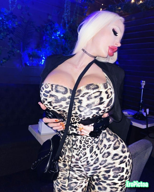Huge Bimbo Cocksuckers photo featuring sexy - Part 16