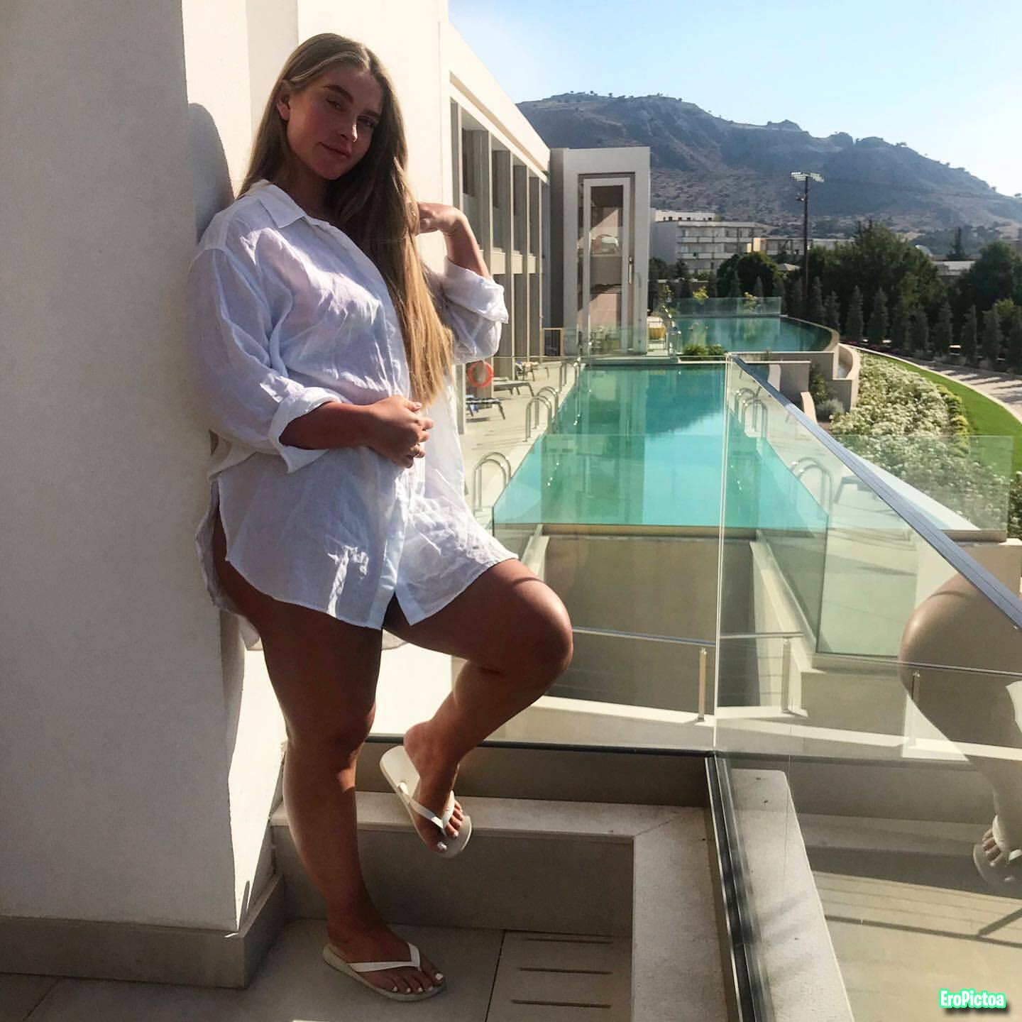 Extremely thick flexible Brit babe photo - Part 22