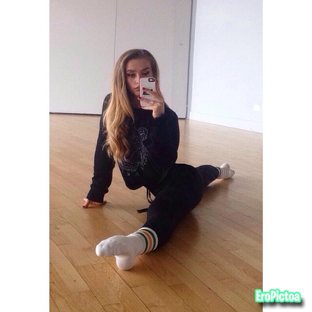 Extremely thick flexible Brit babe photo - Part 44