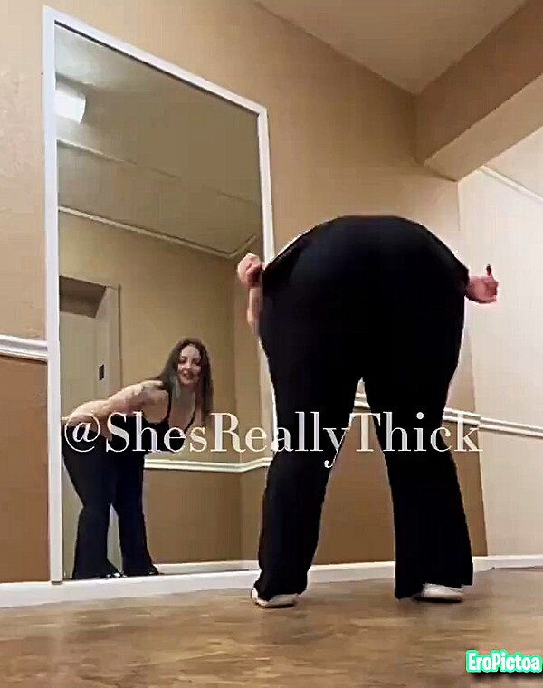 Thumbnail for REALLY THICK girl shakes her huge ass in public