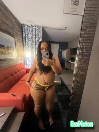 lioness4_withf@+tbootysm@llboobi3s photo featuring beauty supply