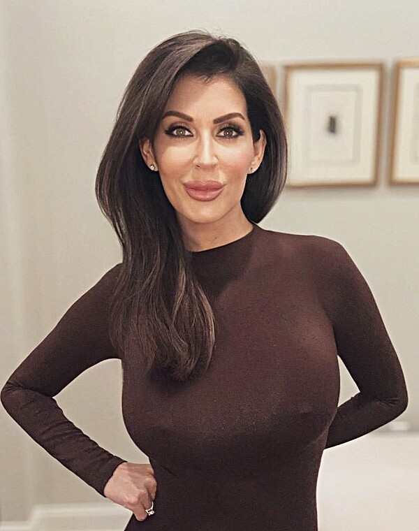 Thumbnail for Selfies from bumble MILF realtor with her cuckson